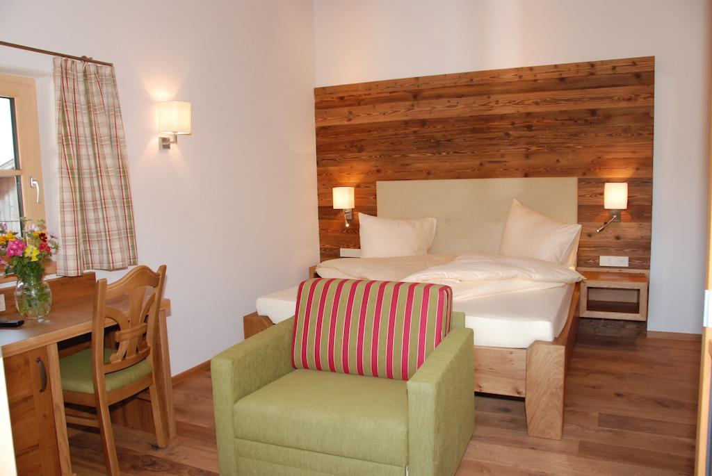Hotel Gasthof Erbhof Anderlhof Леоганг Стая снимка