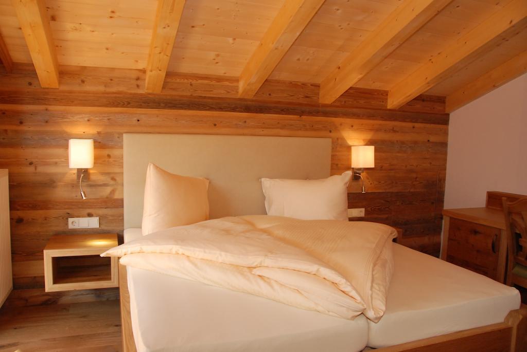 Hotel Gasthof Erbhof Anderlhof Леоганг Стая снимка