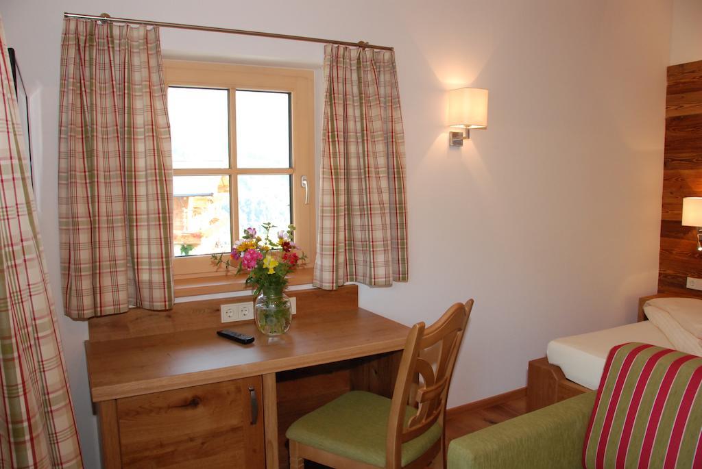 Hotel Gasthof Erbhof Anderlhof Леоганг Стая снимка
